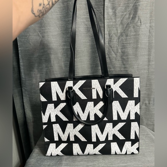Micheal Kors Everly Tote in Black and White Multi - Picture 6 of 9